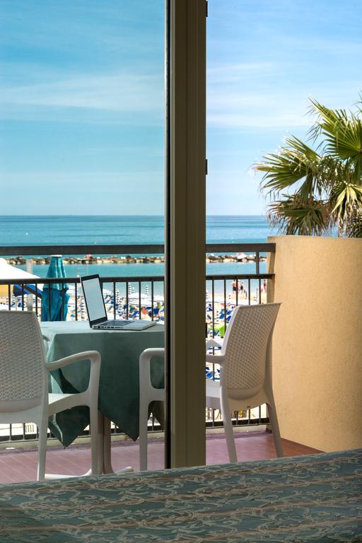 Hotel Belsoggiorno Cattolica Luaran gambar